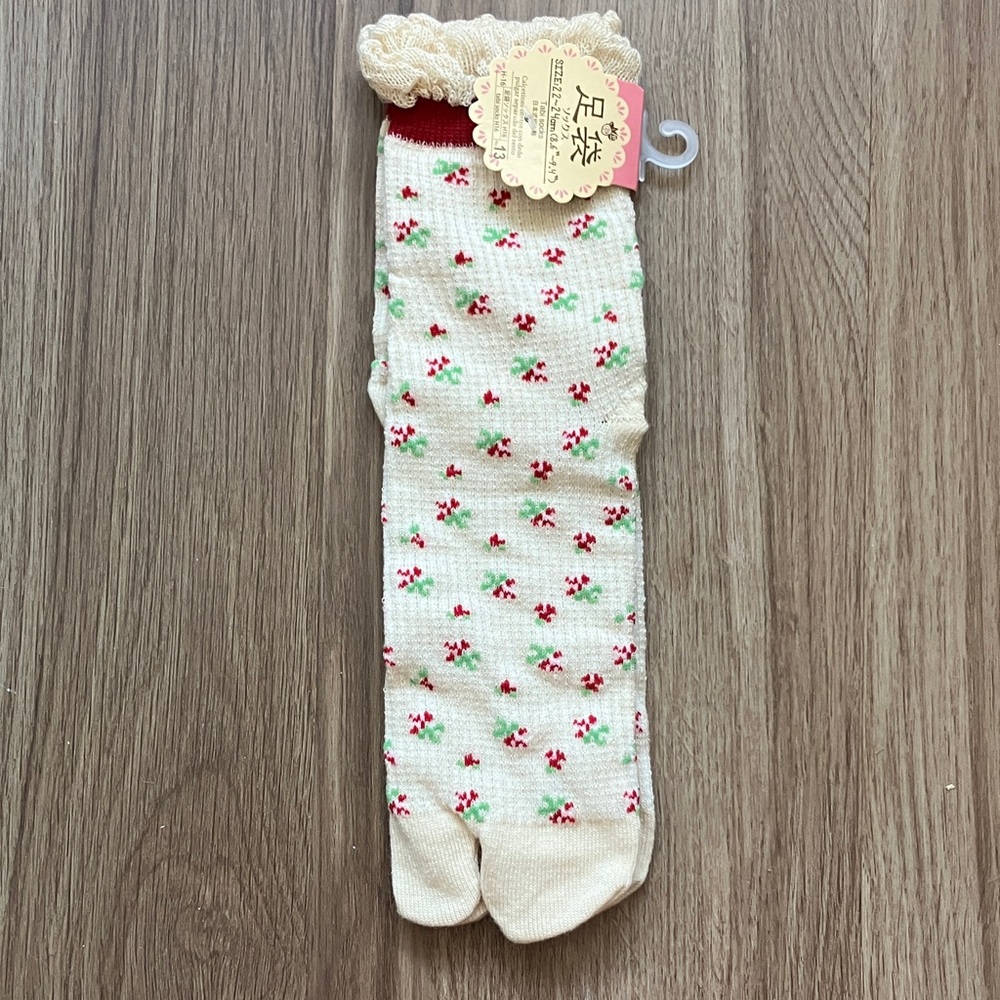 NWT Daiso Japan Ladies Floral Cream Tabi Socks